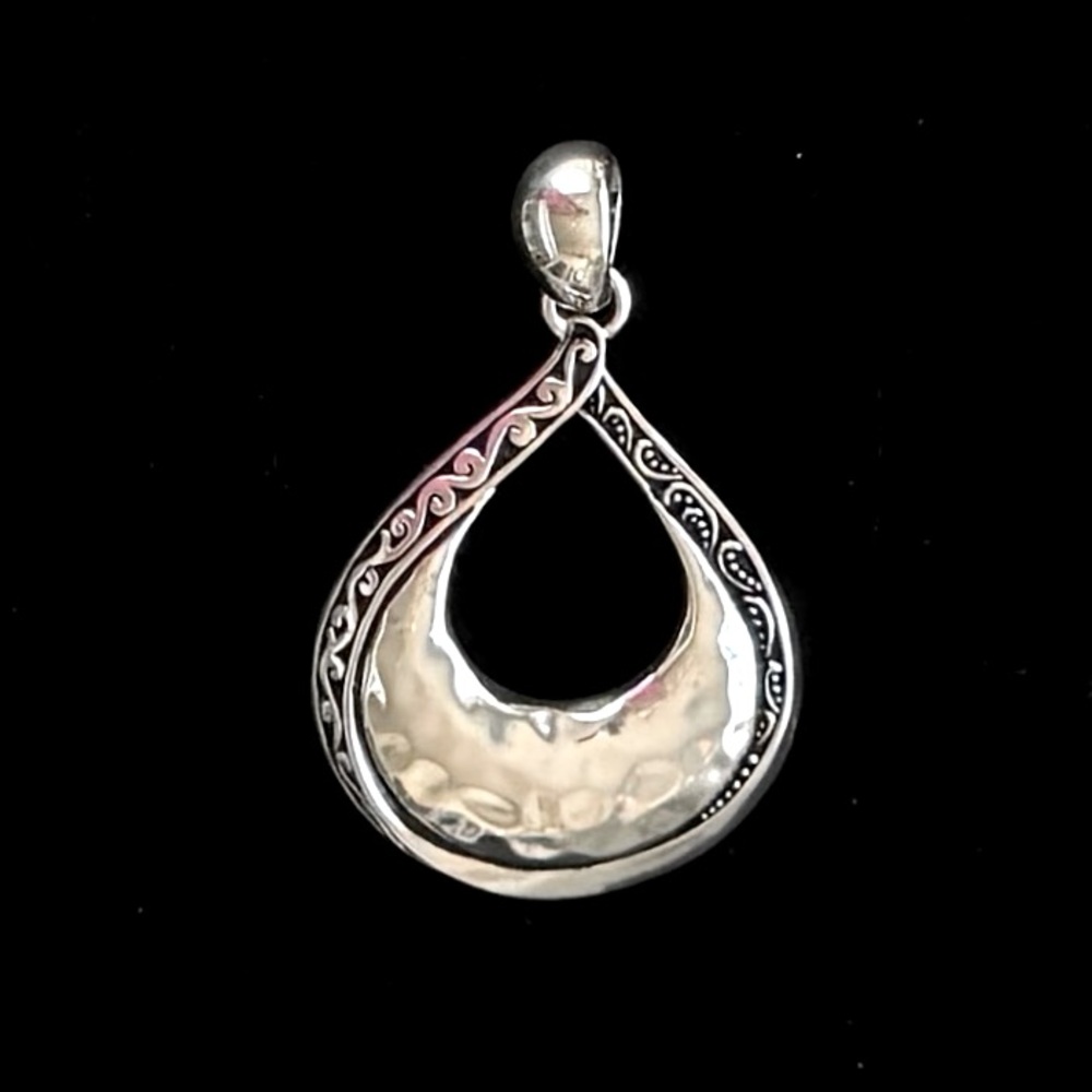 Elegant Silver Tone Teardrop Pendant Necklace - Picture 3 of 10
